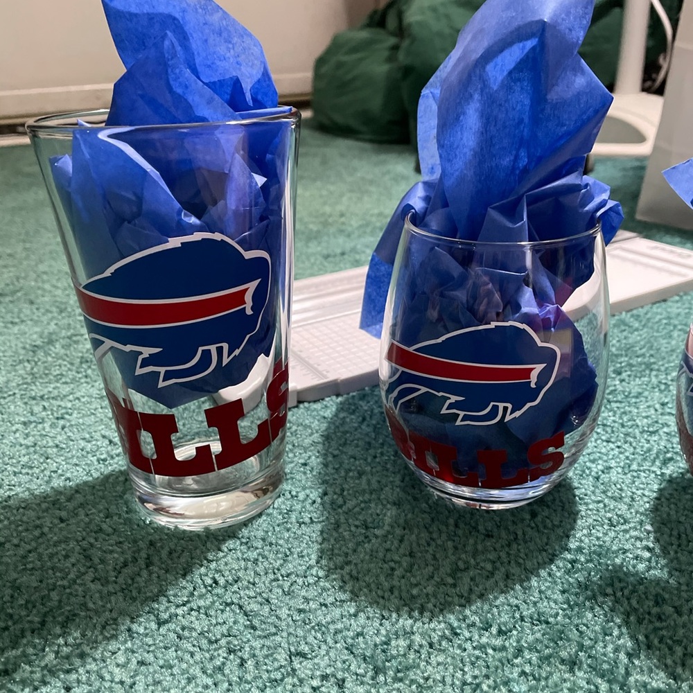 Buffalo bills wine glass an 16oz glass